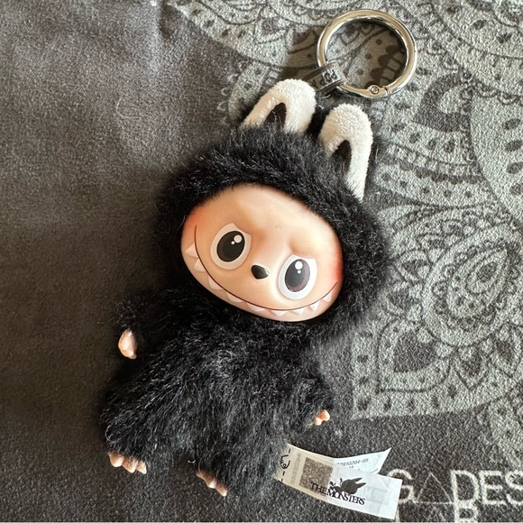 Labubu Pin For Love Letter R - Picture 3 of 5